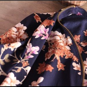 Woman’s casual floral mid length dress. With zipper in front.